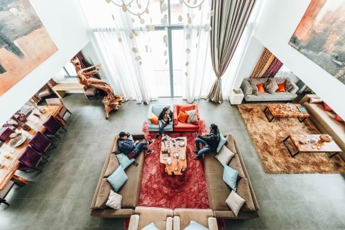 Jak podzielić przestrzeń w salonie za pomocą dywanu?