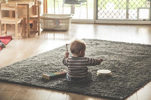 Czym się kierować, wybierając dywan do pokoju niemowlaka?