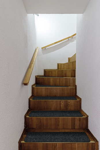 Antypoślizgowa tekstylna nakładka szara na schody samoprzylepna