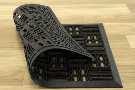 Wycieraczka gumowa czarna ażurowa Komo Paski