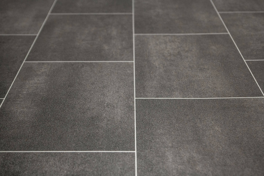 Wykładzina PCV Mosa Barcelona D591 Grafit Płytki szerokość 0,9 m