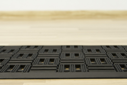 Wycieraczka gumowa czarna ażurowa Komo Paski