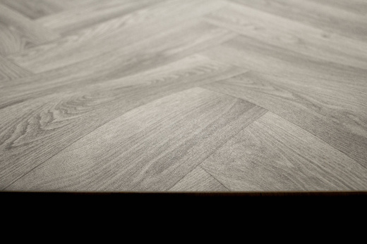 Wykładzina PCV Supertex Giuliano 593 Deski Szara Jodełka szerokość 1 m