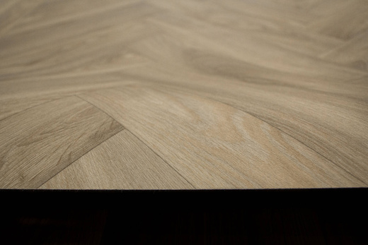 Obiektowa wykładzina PCV Soho Laurel Oak 116L Jodełka Parkiet Beż szerokość 1 m