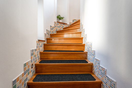 Antypoślizgowa tekstylna nakładka szara na schody samoprzylepna