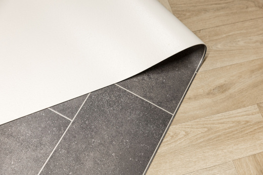 Wykładzina PCV Bingo Galerie 599 Grafit Płytki szerokość 1,5 m