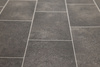 Wykładzina PCV Bingo Galerie 599 Grafit Płytki szerokość 1,5 m