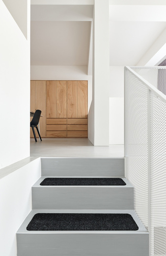 Antypoślizgowa tekstylna nakładka szara na schody samoprzylepna