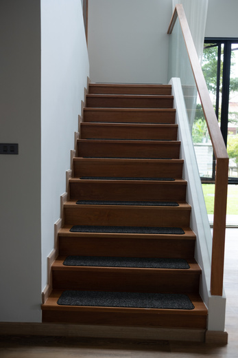 Antypoślizgowa tekstylna nakładka szara na schody samoprzylepna