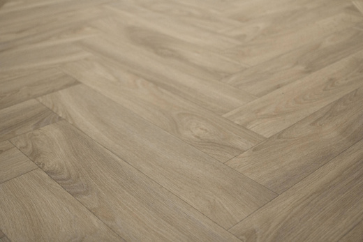Obiektowa wykładzina PCV Soho Laurel Oak 116L Jodełka Parkiet Beż szerokość 1 m