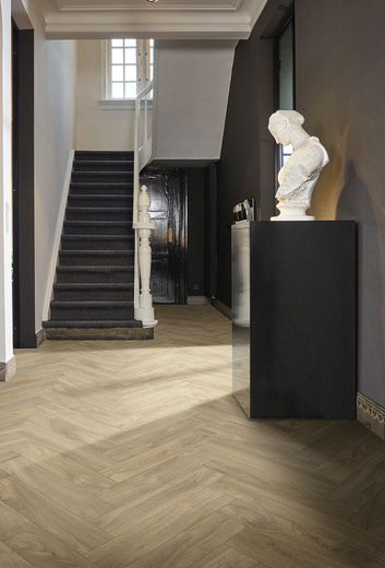 Obiektowa wykładzina PCV Soho Laurel Oak 116L Jodełka Parkiet Beż szerokość 1 m