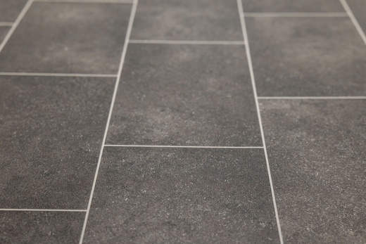 Wykładzina PCV Bingo Galerie 599 Grafit Płytki szerokość 1,5 m