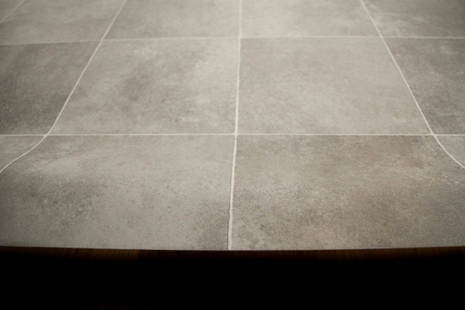 Wykładzina PCV Atlantic Zala 997M Szare Kwadratowe Płytki szerokość 1,5 m