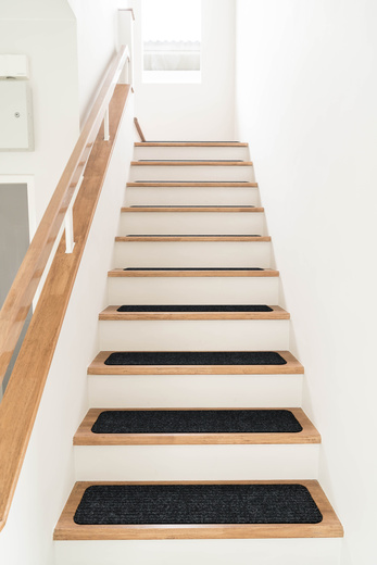 Antypoślizgowa tekstylna nakładka szara na schody samoprzylepna