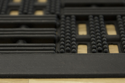 Wycieraczka gumowa czarna ażurowa Komo Paski