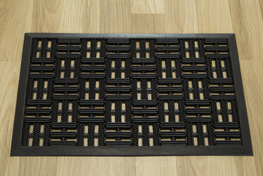 Wycieraczka gumowa czarna ażurowa Komo Paski